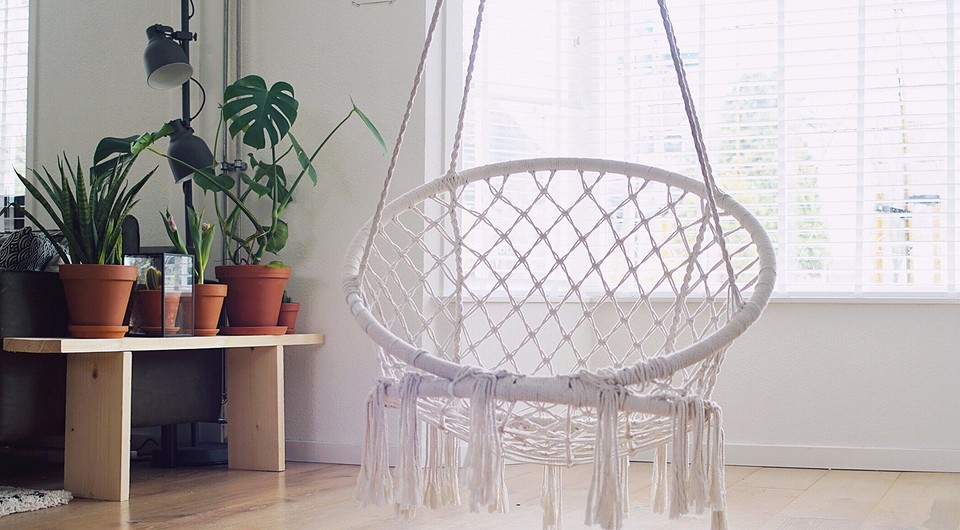 Boho relaks DIY Krzesło hamakowe DIY w stylu Boho: plecione siedzisko i wygodny relaks.