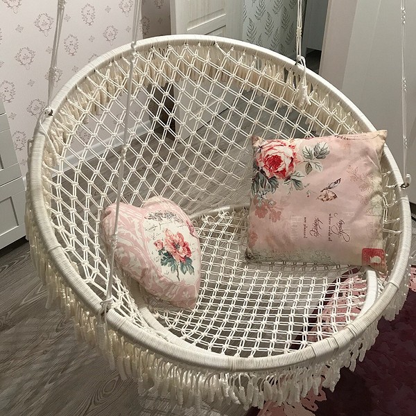 Hamakowe Krzesło: Etapy DIY Etapy tworzenia krzesła hamakowego DIY: plecione siedzisko i mocne zawieszenie.