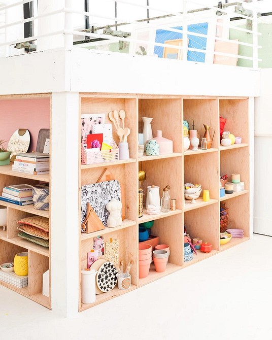Designerska półka DIY Designerska półka z sklejki na książki i dekoracje, wykonaj ją sam!