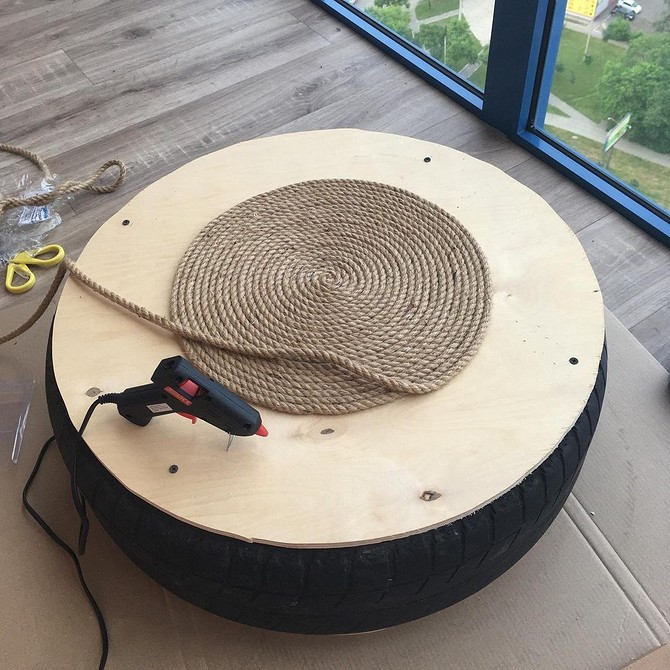 Wygodna pufa z poduszek: masterclass jak stworzyć miękkie meble w domu