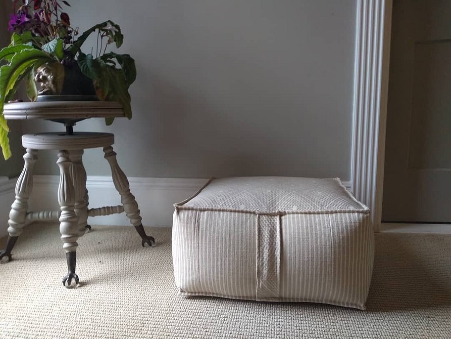 Instrukcja krok po kroku: jak zrobić pufę DIY z pudełek kartonowych w domu.