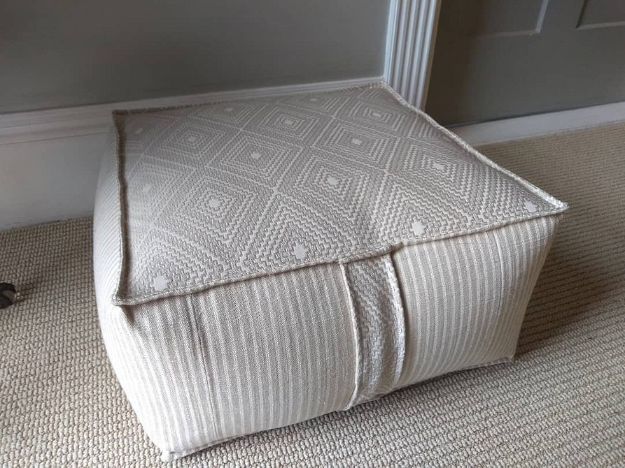 Pufa DIY z kartonów: inspirujący projekt z recyklingu idealny do małego mieszkania.