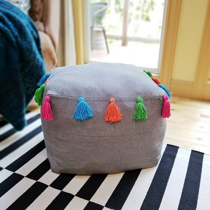 Instrukcja krok po kroku: Jak zrobić puf DIY z recyklingu tkanin.