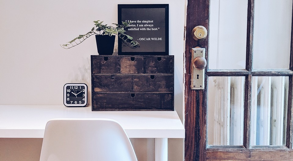 Postarzanie drewna DIY DIY: Postarzanie drewna szczotkowaniem i patynowaniem dla rustykalnych mebli