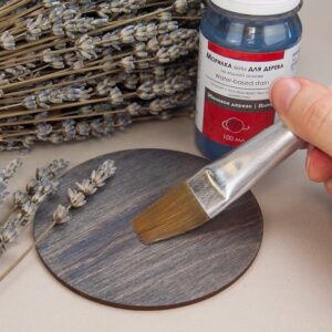 Drugie życie mebli: Jak postarzyć drewno i odmienić wnętrze?