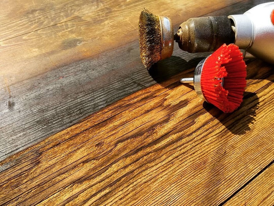 Szczotkowanie drewna DIY Szczotkowanie drewna DIY: Unikalny efekt postarzenia mebli krok po kroku