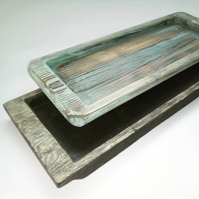 Vintage szafka nocna Meble postarzone DIY dodają uroku vintage: szafka nocna z efektem starożytności.