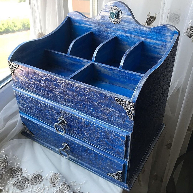 Postarzana rama lustra Pomysł na dekor: postarzana drewniana rama lustra wykonana własnoręcznie w stylu vintage.