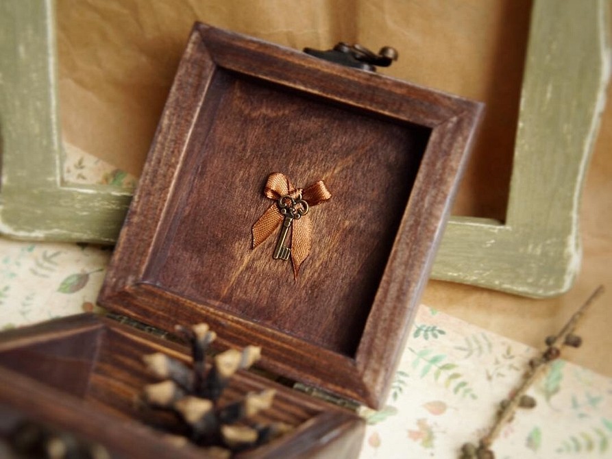 Narzędzia do renowacji Narzędzia do postarzania drewna DIY: szczotki, papier ścierny, bejce do drewna 2026.