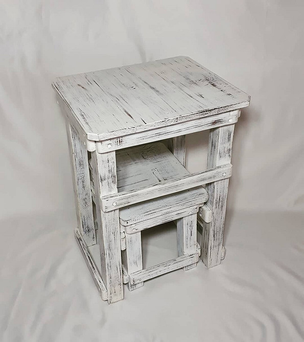 Inspiracje DIY Przykład postarzonego drewna z różnymi technikami do dekoracji domu w stylu vintage.