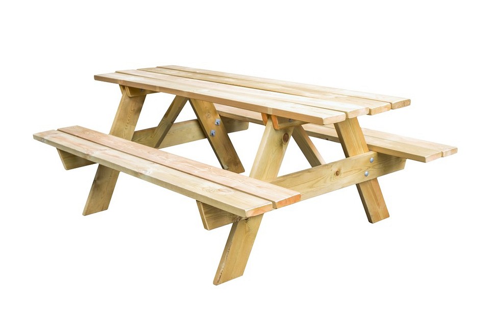 Proces tworzenia stołu DIY z drewna, etap montażu krok po kroku.