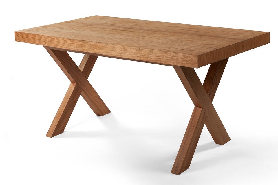 Gotowy stół DIY z drewna, idealny do ogrodu lub na taras. Meble ogrodowe.