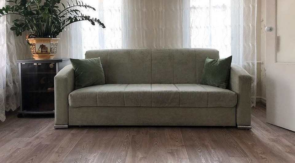 Sofa akordeon z drewnem Sofa akordeon z drewnianymi podłokietnikami – stylowy dodatek do eleganckiego salonu.