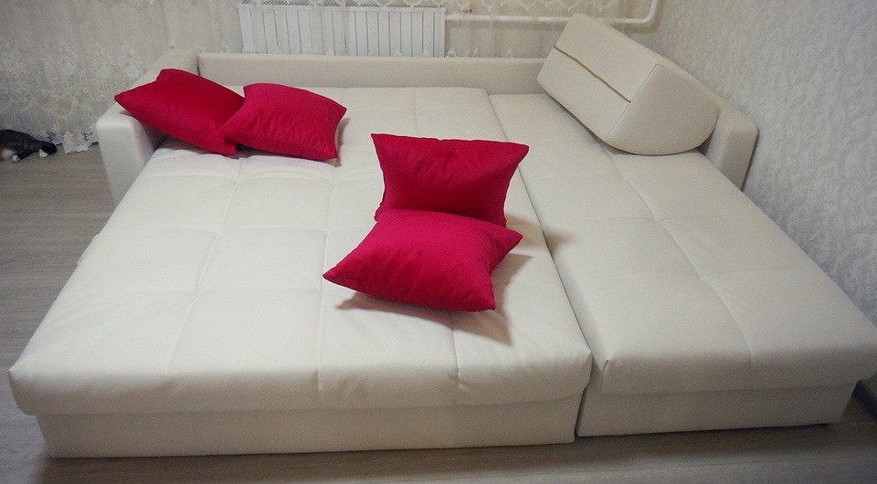 Sofa akordeon złożona Złożona sofa akordeon w salonie – kompaktowy design idealny do nowoczesnych wnętrz.