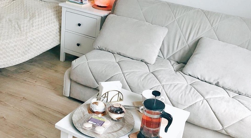 Sofa akordeon w sypialni Rozłożona sofa akordeon w sypialni – stylowe i funkcjonalne rozwiązanie dla małych mieszkań.