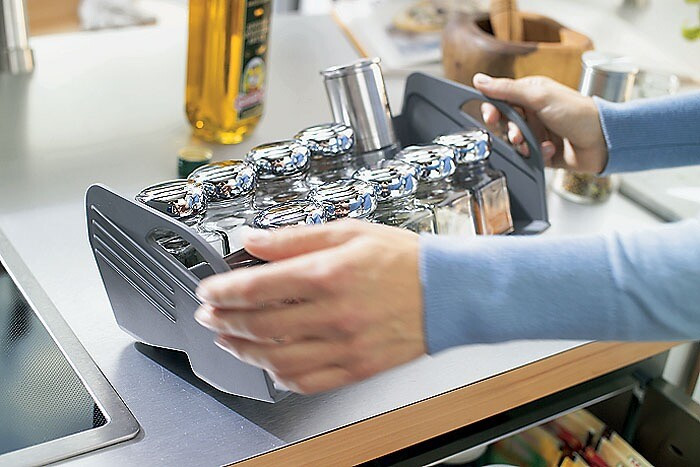 Ergonomia w szufladach Efektywna organizacja szuflad kuchennych na naczynia i przybory w ergonomicznej kuchni po polsku.