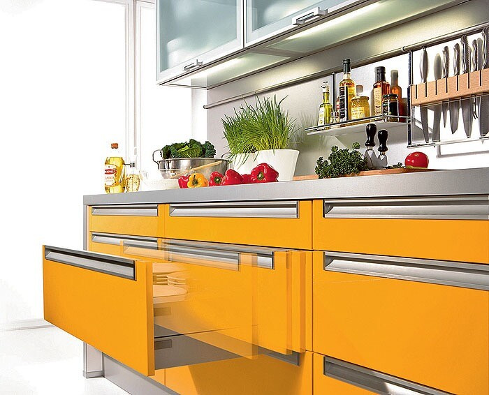 Kuchnia przyszłości Nowoczesna kuchnia 2026 z systemem cichego domykania i systemem automatycznego otwierania.