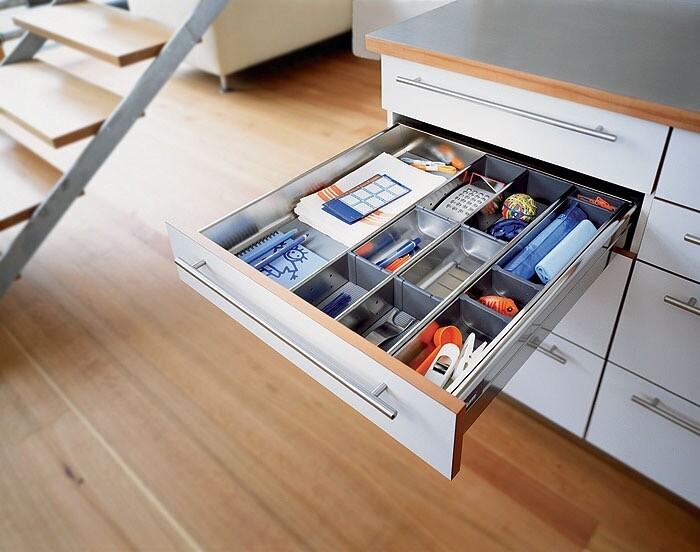 Wkłady do szuflad Funkcjonalne przechowywanie w szufladach: wkłady na talerze i inne akcesoria kuchenne po polsku.