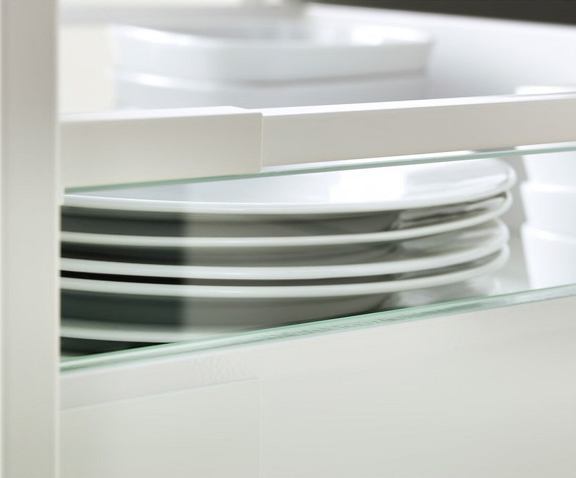 Sekret cichego działania System cichego domykania szuflad kuchennych: detale mechanizmu zapewniającego płynne działanie.