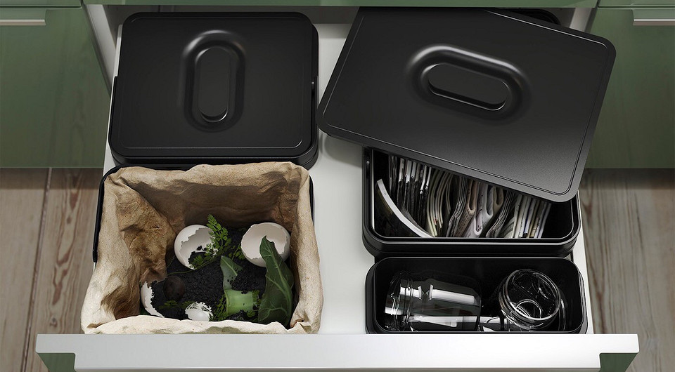 Efektywne wykorzystanie przestrzeni: szafki wiszące z różnymi systemami przechowywania, kuchnia 2026