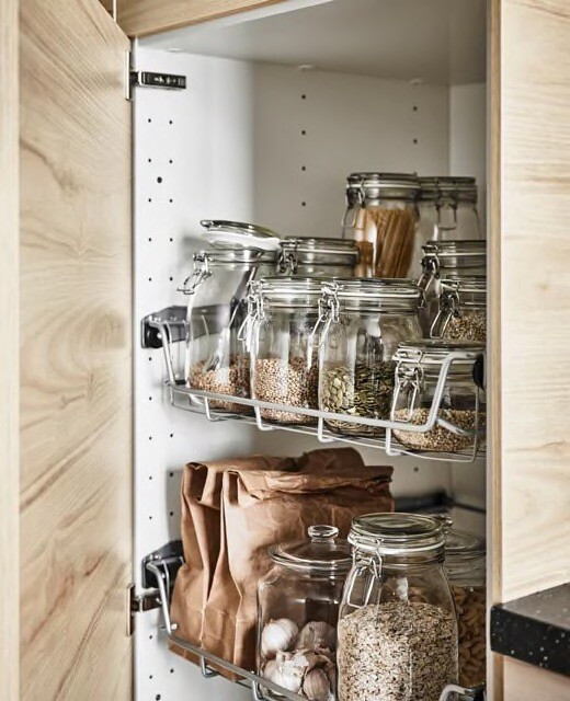 Narzędzia w szufladzie Wygodne przechowywanie narzędzi kuchennych w ergonomicznych szufladach z przegródkami po polsku.