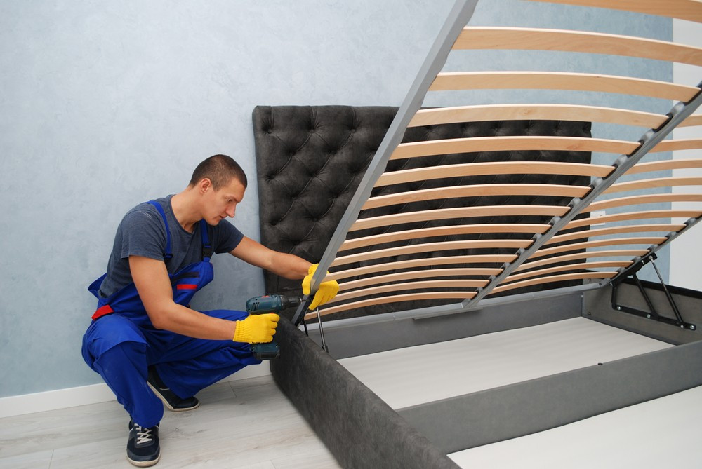 Łóżko z podnoszonym stelażem w aranżacji sypialni: oszczędność miejsca i stylowy design.