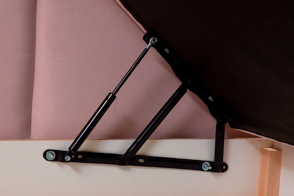 Solidny stelaż w łóżku z podnoszonym mechanizmem: trwałość i niezawodność konstrukcji.