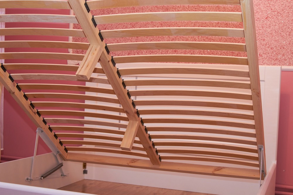 Łóżko z podnoszonym stelażem idealne do małego mieszkania, oszczędność przestrzeni.