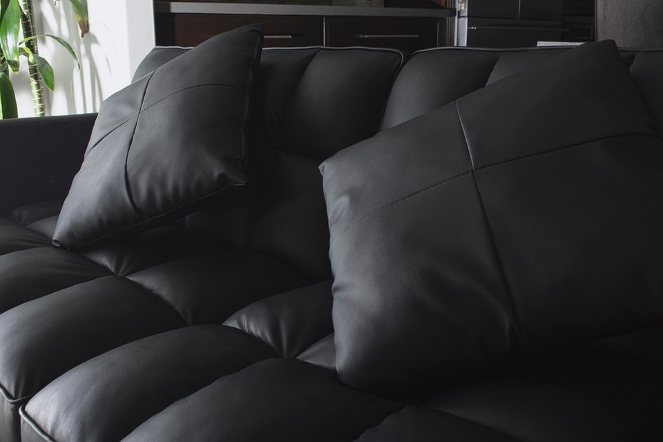 Eko skóra czy welur? Różnorodność tkanin obiciowych na kanapy: Eko skóra i welur. Idealne do stylu loftowego.