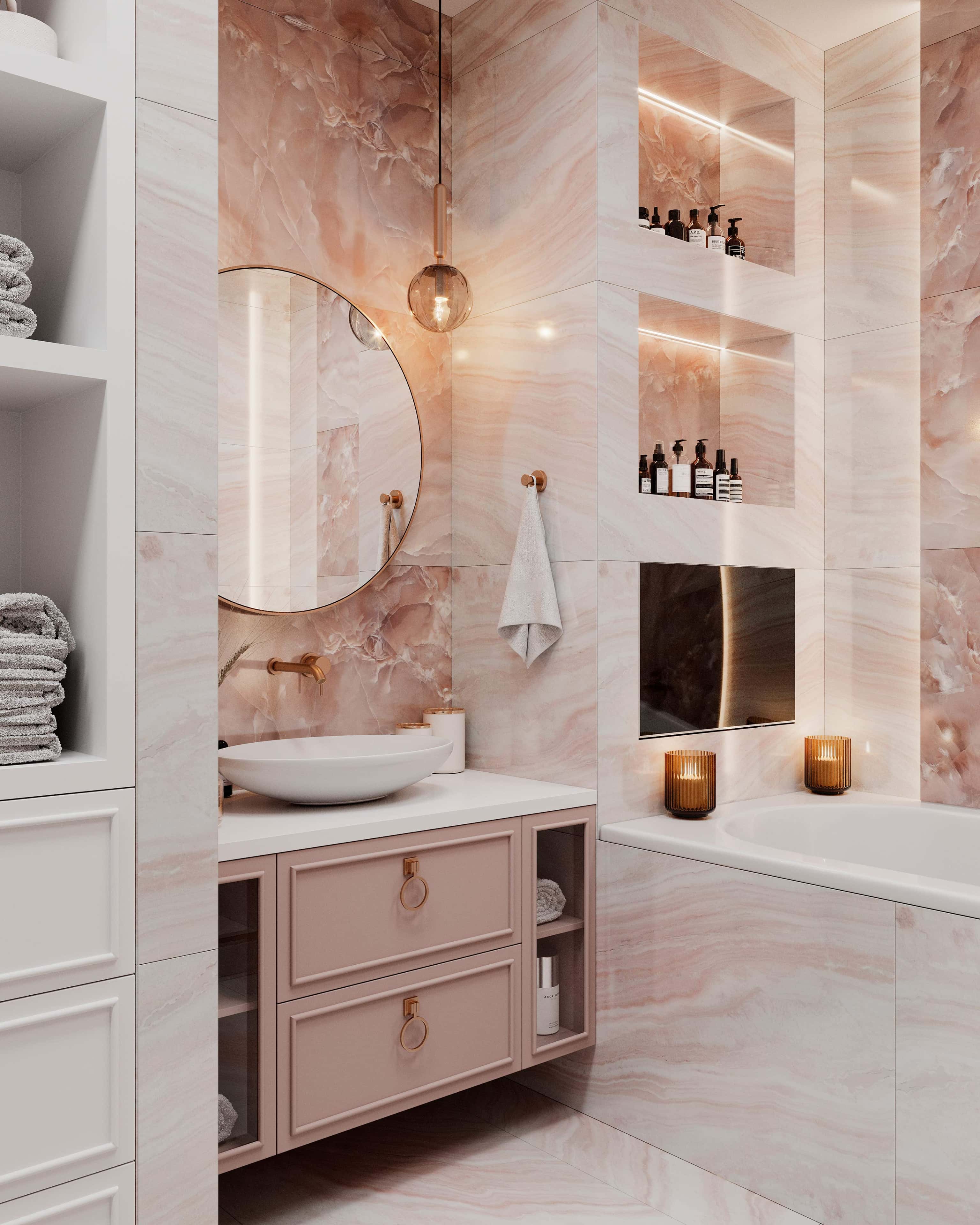 Akcent kolorystyczny we wnętrzu: niebieska sofa i żółte poduszki w salonie.