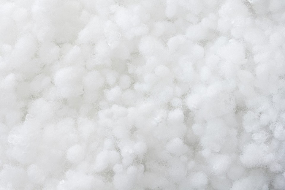 Porównanie różnych materiałów wypełniających sofy: zalety i wady każdego z nich.