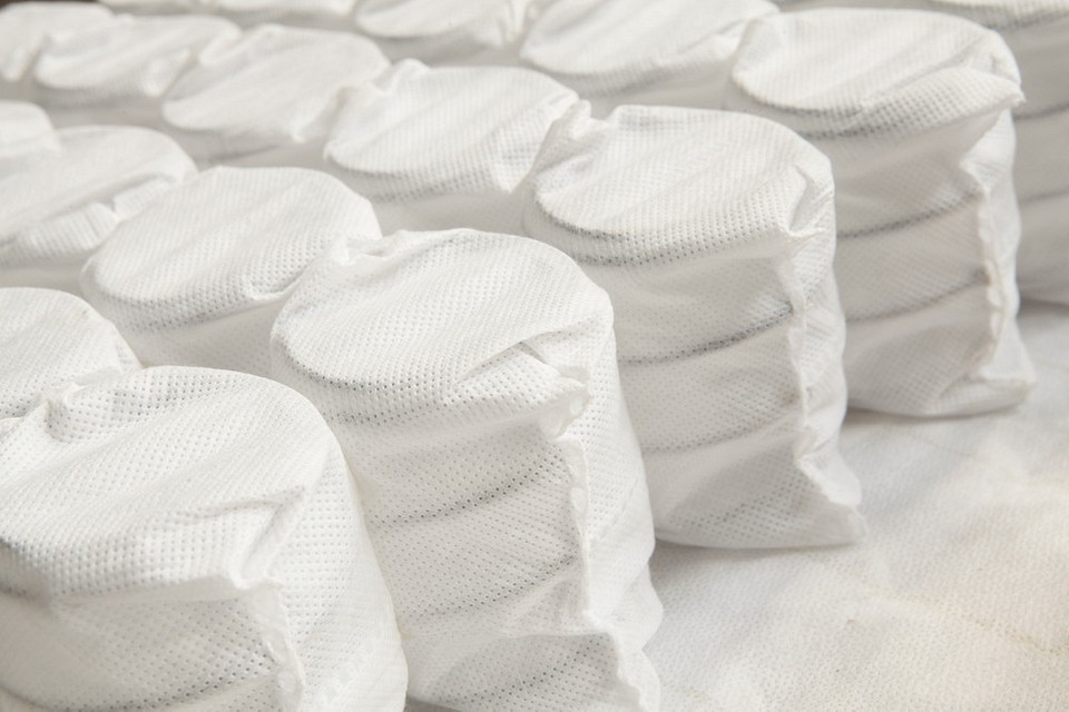 Przekrój sofy ukazujący sprężyny i warstwy wypełnienia. Jaki wkład wybrać?