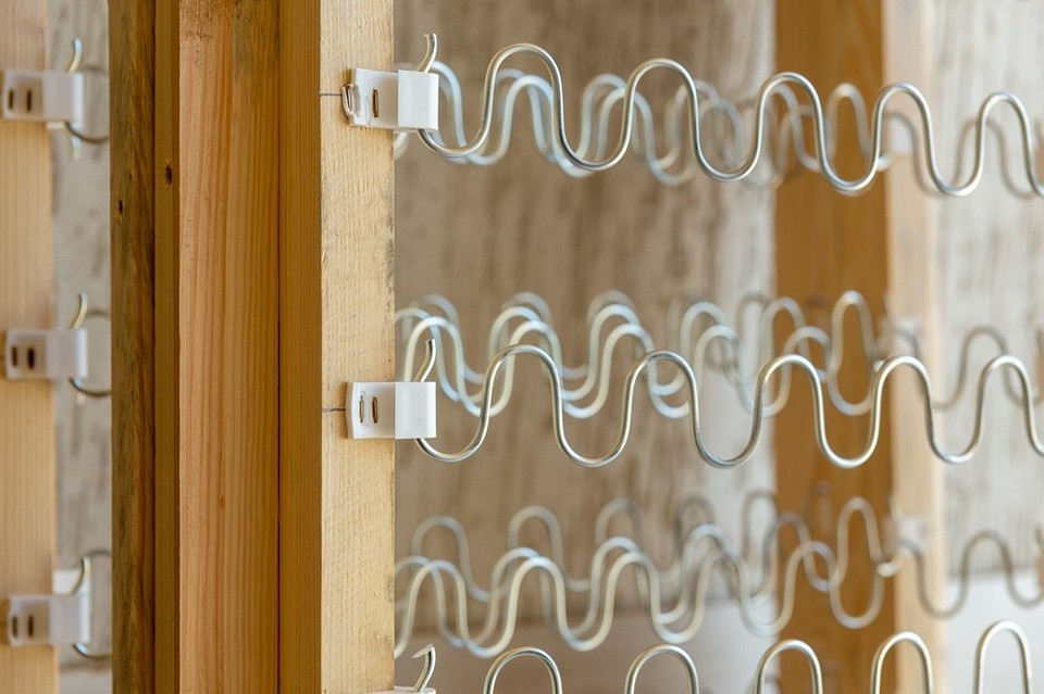 Sofa z miękkim wypełnieniem zapewnia wygodny relaks i komfort siedzenia.