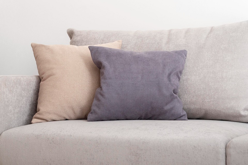 Zdjęcie rozebranej sofy, pokazujące warstwy wypełnienia i konstrukcję.