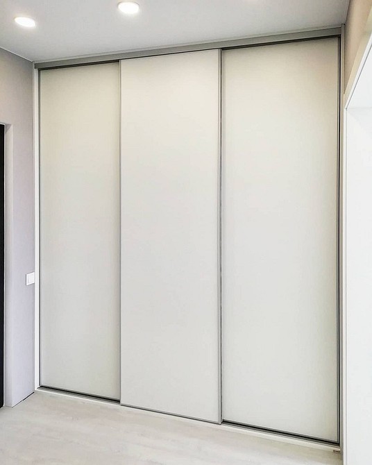 Minimalistyczna szafa do przedpokoju Minimalistyczna szafa do przedpokoju z gładkimi frontami, bez zbędnych zdobień.