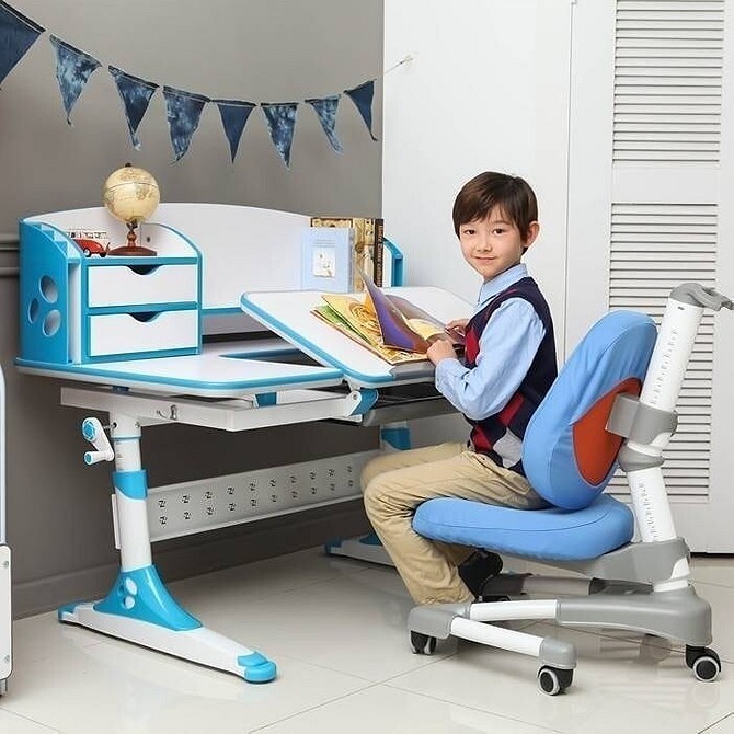 Regulowane krzesło dla ucznia zapewnia wygodę i odpowiednią wysokość podczas nauki.