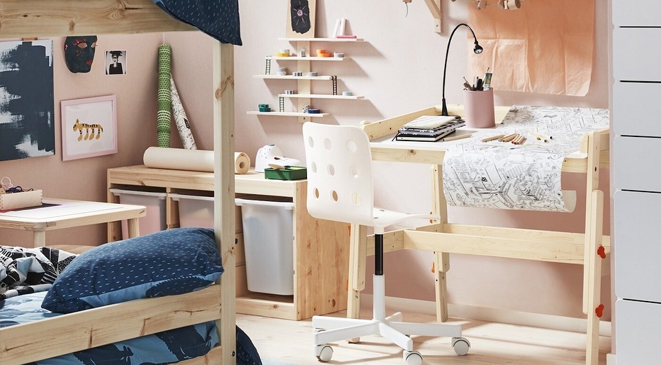 Ergonomiczne krzesło dla ucznia z regulacją wysokości i metalową ramą.