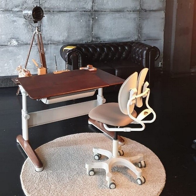 Kryteria wyboru idealnego krzesła dla ucznia: ergonomia, regulacja i stabilność.