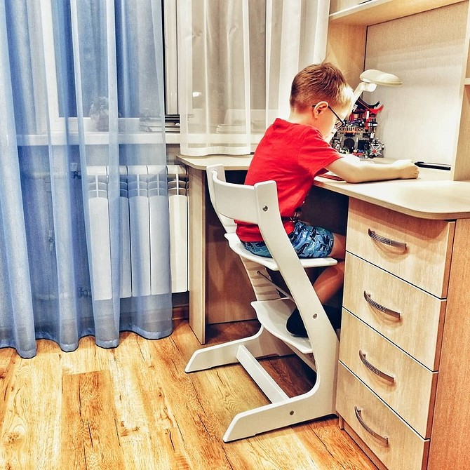 Wygodne krzesło dla ucznia z regulacją. Idealne do nauki w 2026 roku.