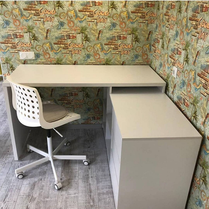 Ergonomiczne krzesło dla dziecka z wsparciem lędźwiowym zapewnia zdrową postawę.