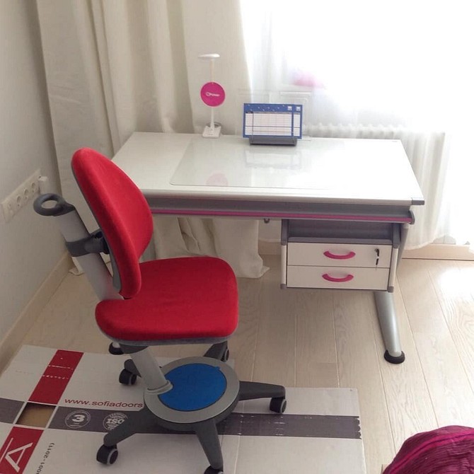 Ergonomiczne krzesło dla ucznia z metalową ramą wspiera zdrowy kręgosłup.