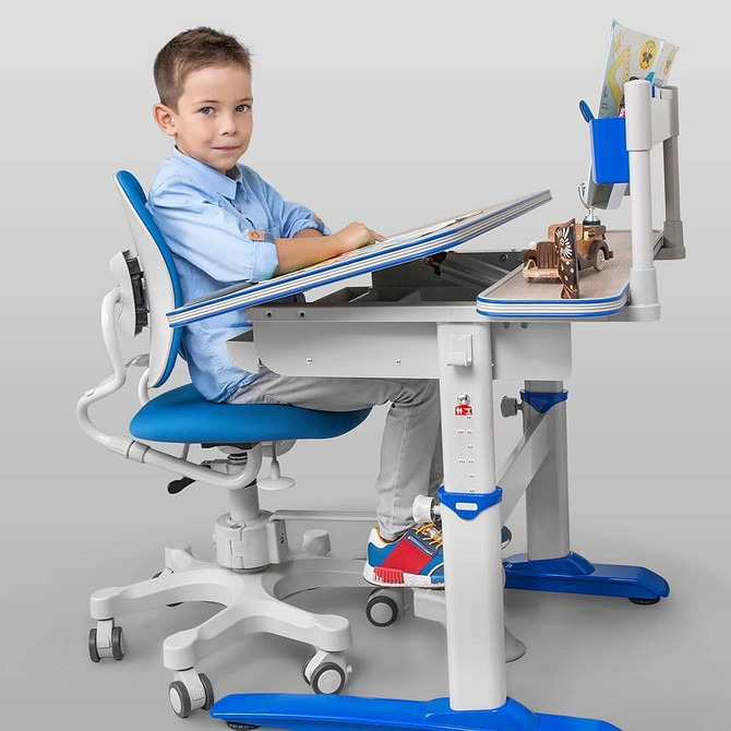 Ergonomiczne krzesło dla dziecka zapobiega bólom pleców podczas nauki szkolnej.