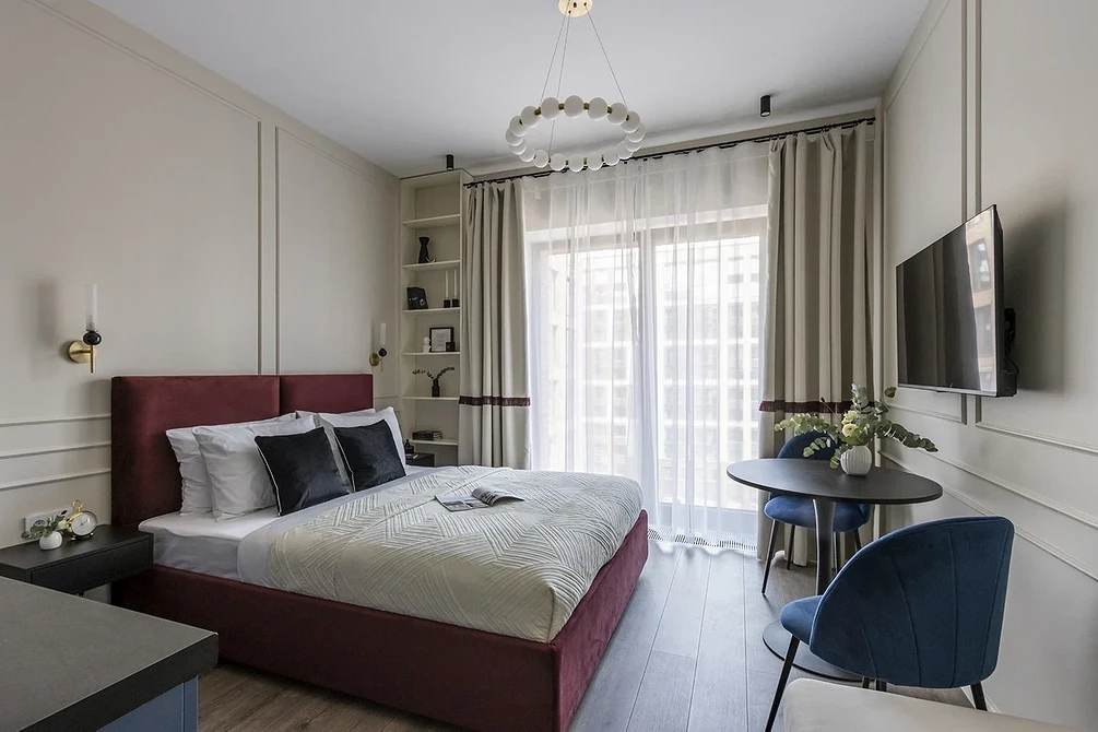 Design sypialni z łóżkiem: wysokość i styl mebli w aranżacji wnętrza