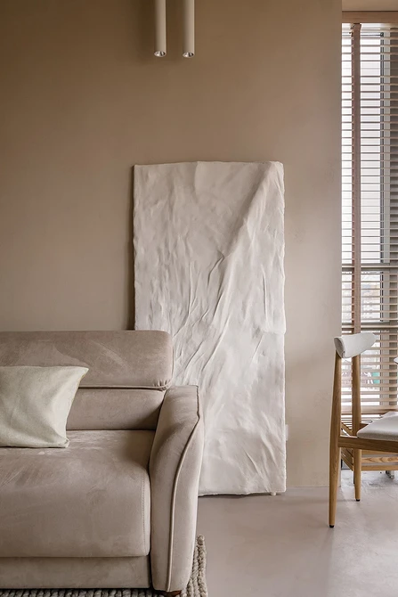 Brązowa sofa welurowa w pokoju dziecięcym: idealne rozwiązanie dla małego mieszkania 2026.