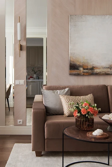 Przytulna brązowa sofa w pokoju dziecięcym: inspiracje do aranżacji wnętrz