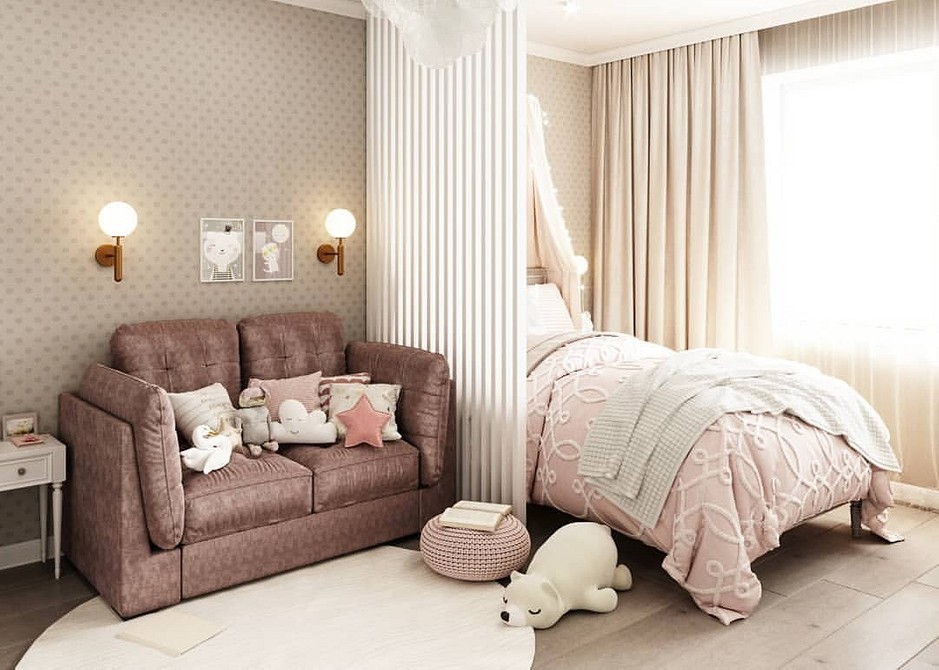 Elegancka, skórzana brązowa sofa w klasycznym wnętrzu. Dodaje luksusu i stylu.