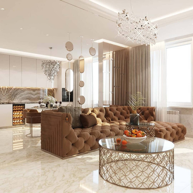 Jasny salon z brązową kanapą Jasny salon z brązową kanapą jako głównym akcentem, ozdobiony zielonymi roślinami.