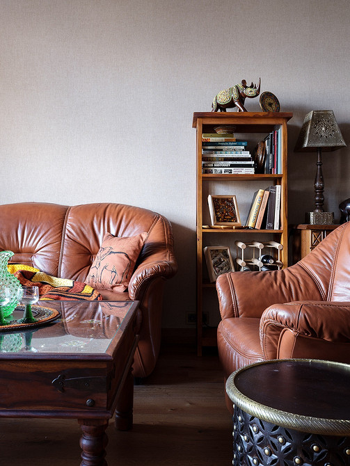 Praktyczna brązowa sofa w pokoju dziecięcym: łatwa w czyszczeniu i trwała