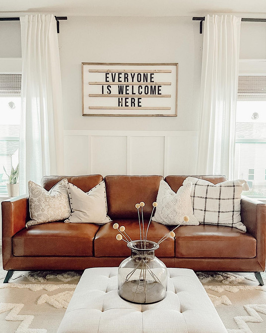 Sofa w nowoczesnym stylu Nowoczesna skórzana sofa: porady dotyczące doboru i pielęgnacji obicia.