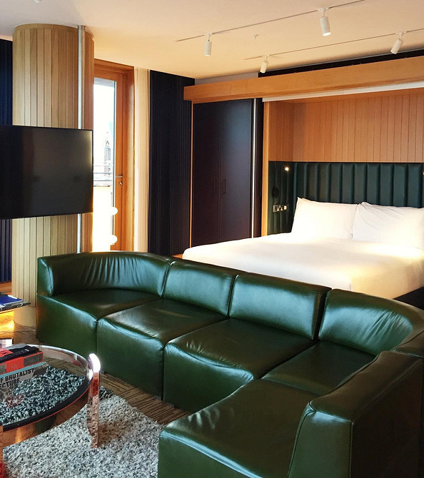 Klasyczna skórzana sofa Klasyczna skórzana sofa w salonie: porady ekspertów dotyczące wyboru i pielęgnacji.